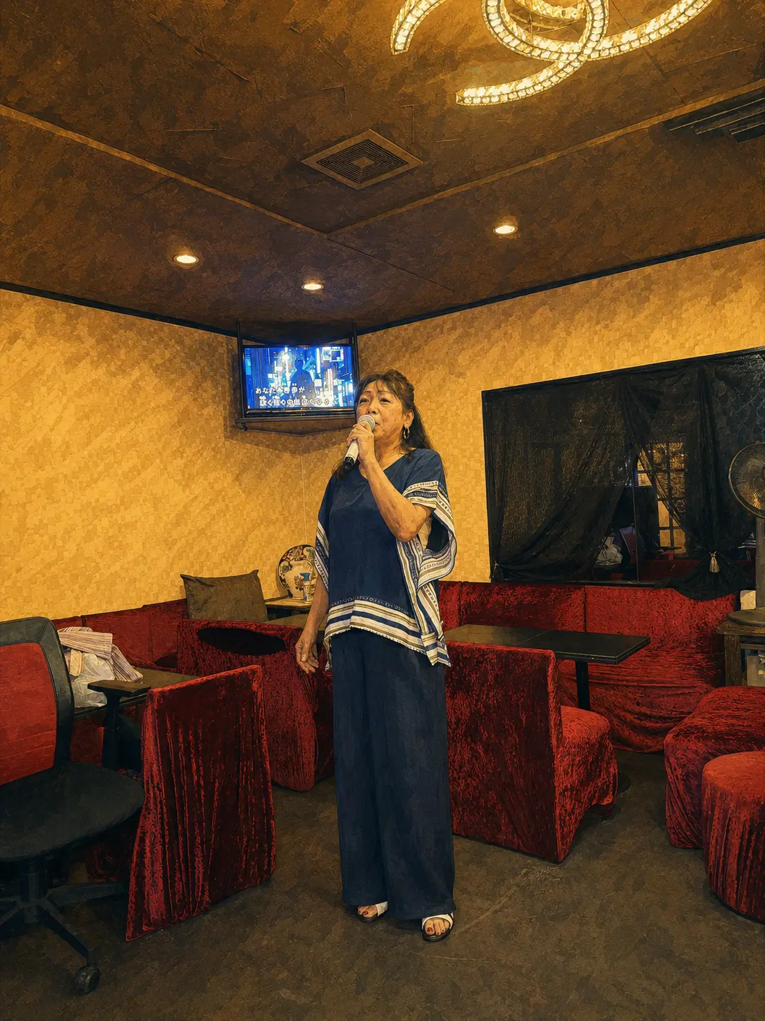 店内でカラオケを楽しむ女性